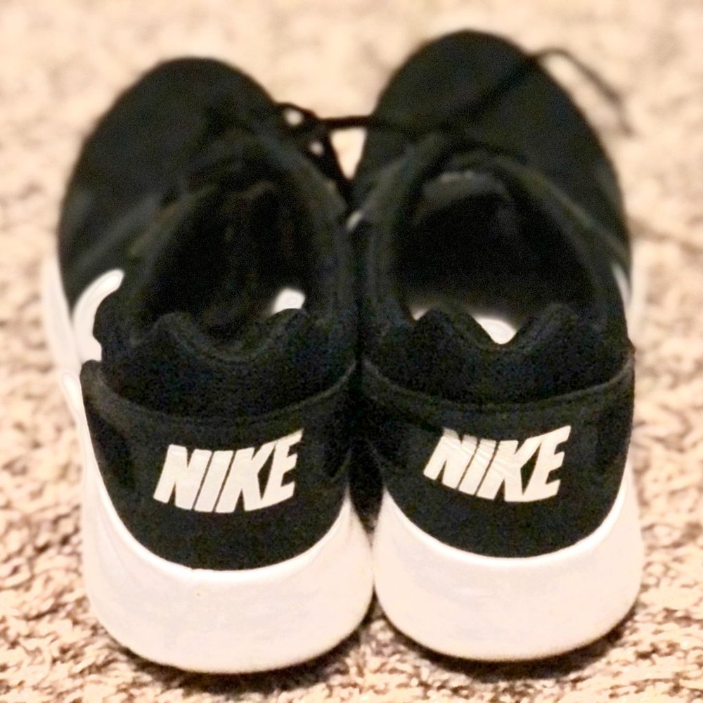 Black Nike Roshe Shoes